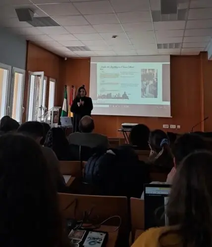 Alba Delgado guia de turismo de Sevilla como ponente en las Jornadas de Orientación y Empleo de la Universidad Pablo de Olavide de Sevilla